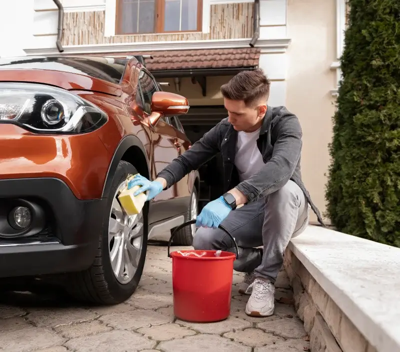 Lavage auto à domicile Saint-Malo-de-Beignon : professionnel intervenant sur un véhicule